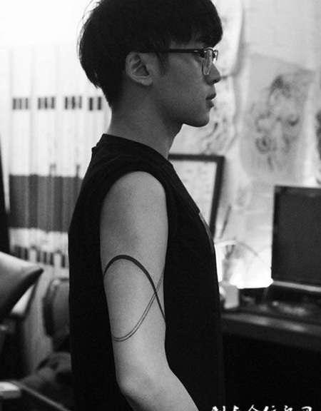 男生手臂个性线条纹身图案