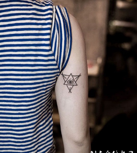 手臂个性三角眼纹身图案