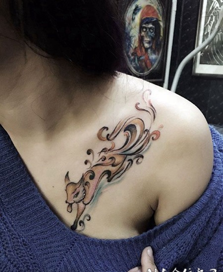 胸部小狐狸纹身图案