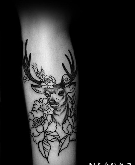手臂个性黑灰鹿首纹身