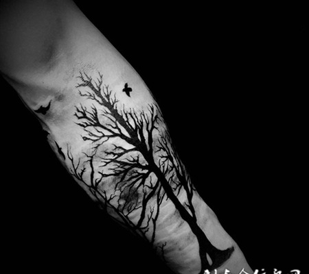 大自然的沧桑，手臂树木纹身图案