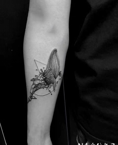 获得自由，手臂几何鲸鱼个性纹身