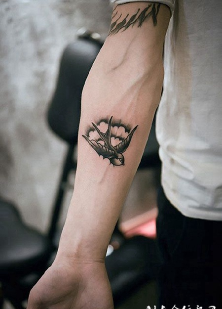 手臂漂亮的小燕子纹身图案