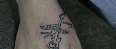 手背上的小吉他纹身图案