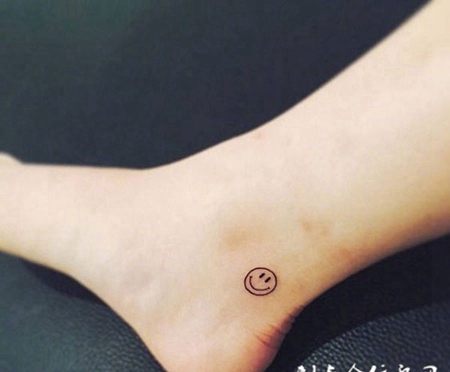 脚踝处个性笑脸纹身图案