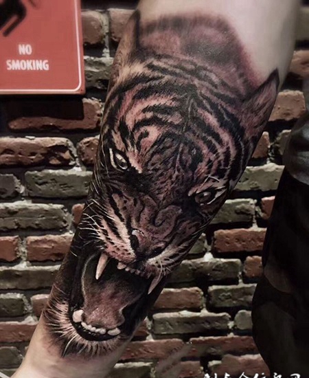 虎之怒吼，手臂写实虎头纹身图案