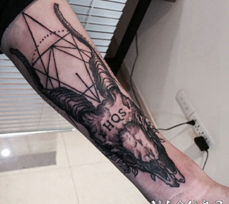 手臂个性山羊纹身图案