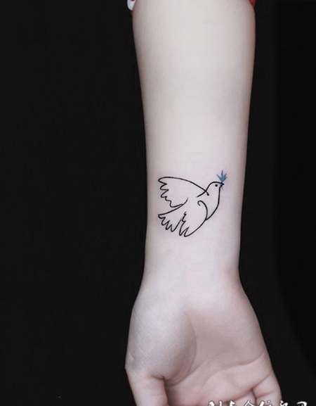 手腕简洁小鸽子纹身图案