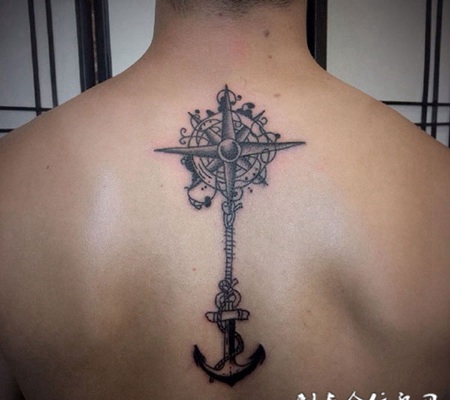 后背指南针与船锚纹身图案