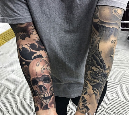 寻龙诀，双臂骷髅与龙黑灰纹身