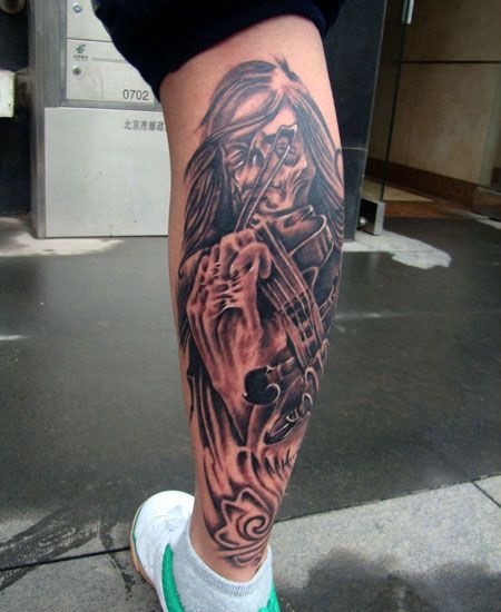 小腿拿着吉他的骷髅纹身