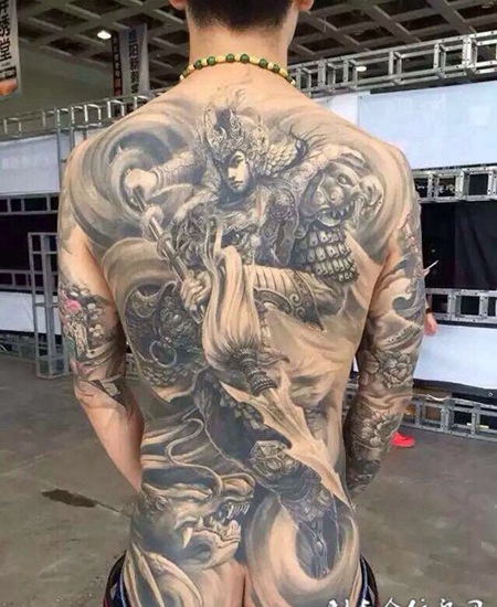 持枪傲物，满背黑灰赵子龙纹身