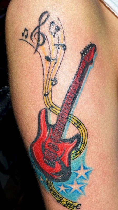 手臂红色吉他纹身图案
