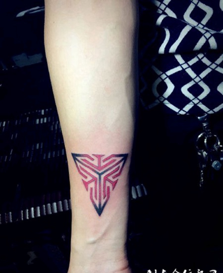 手臂个性的标志纹身图案