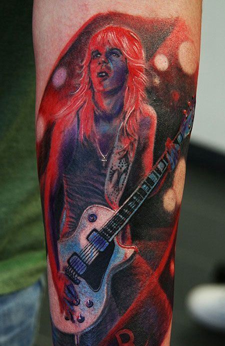 小腿上弹吉他的美女纹身