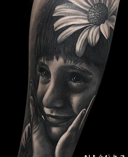 宛然一笑，手臂黑灰写实肖像纹身
