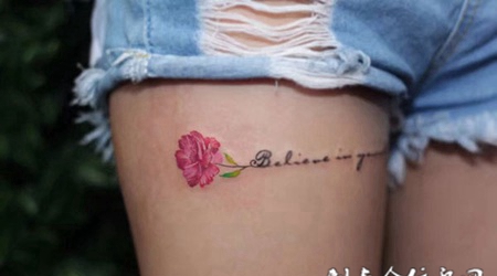 私密花语，大腿鲜花与英文纹身图案