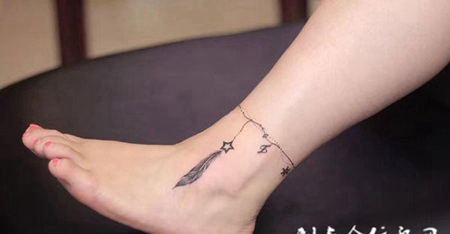 女人的小心思，脚踝好看的羽毛脚链纹身图案