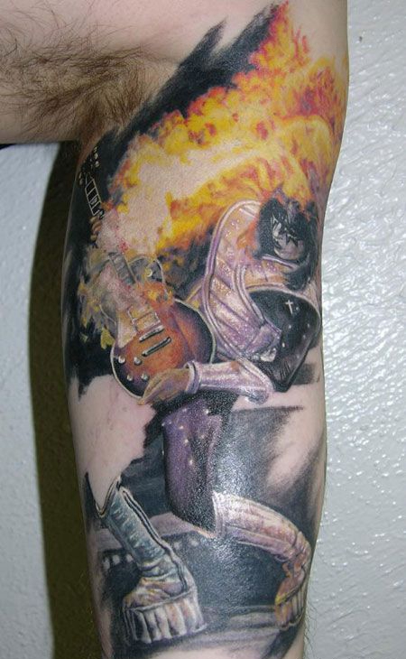 大臂上拿着吉他的小丑纹身图案