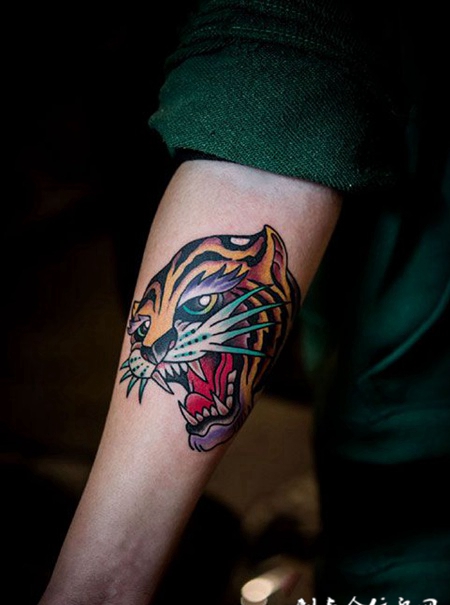 手臂个性school风格虎头纹身图案