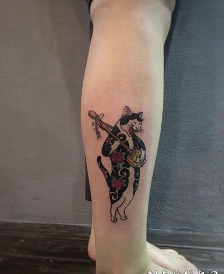 腿部弹琴的猫纹身图案