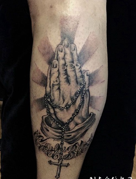 虔诚祷告，腿部十字架纹身图案