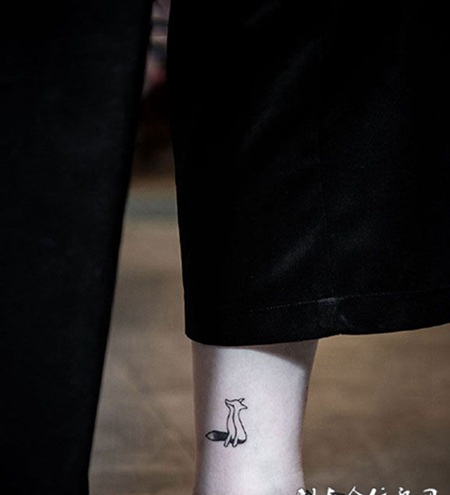 男子脚踝个性小狐狸纹身图案