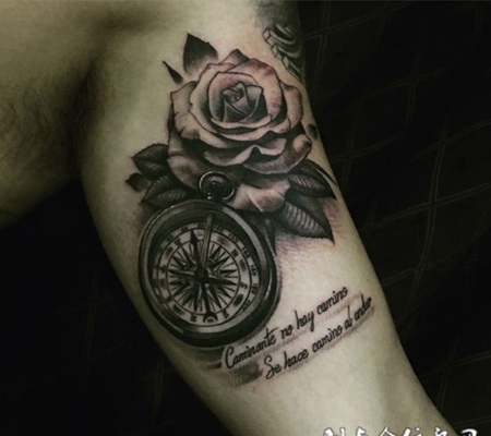寻觅芬芳，手臂玫瑰花与指南针纹身图案