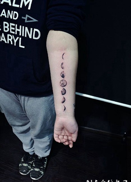 月亮的变化，手臂个性月亮纹身图案