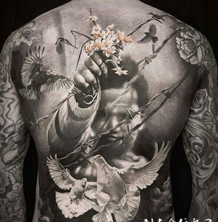 守望和平，满背欧美黑灰纹身