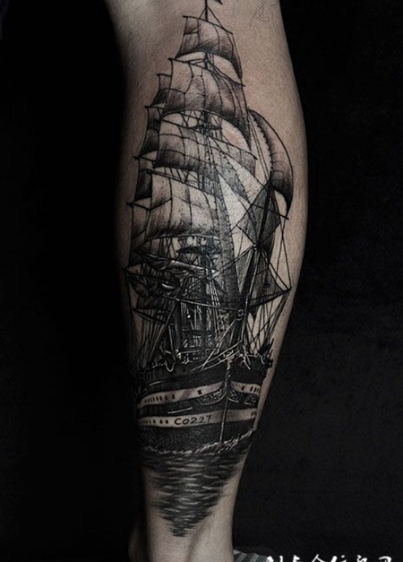 勇往直前，腿部大船纹身图案