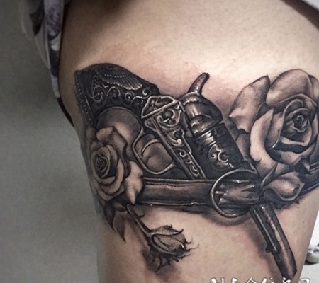 铿锵玫瑰，大腿手枪与玫瑰黑灰纹身