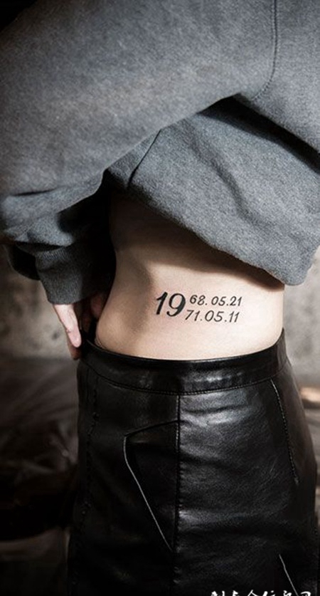 美女侧腰生日数字纹身图案