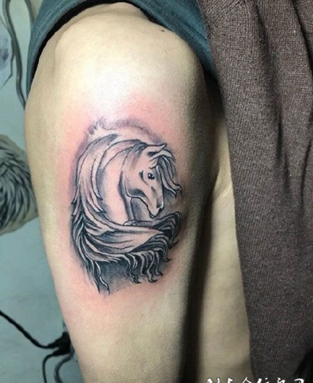 一马当先，手臂马纹身图案