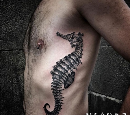 侧腰个性海马纹身图案