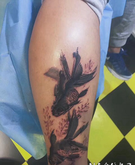 如影随形，小腿金鱼纹身图案