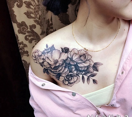 女人如花，披肩黑灰鲜花纹身图案