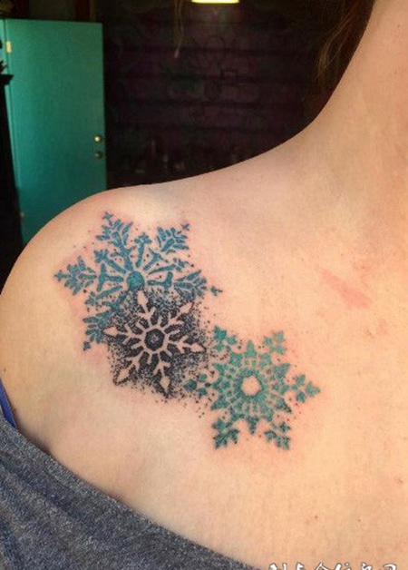 清凉一夏，披肩雪花个性纹身