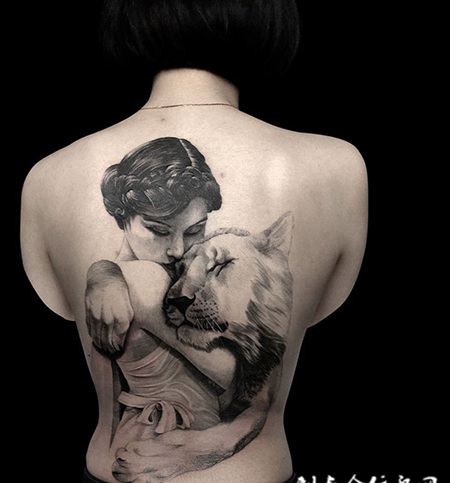 孤独的灵魂，满背美女与野兽肖像纹身