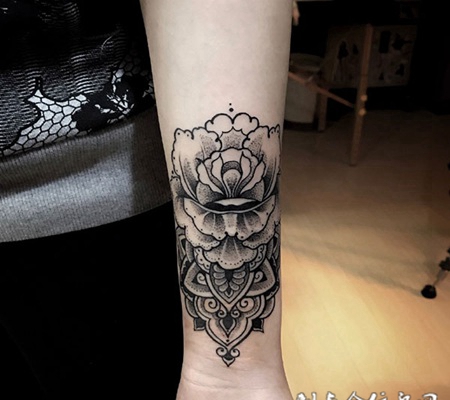 盛放的美丽，手臂玫瑰个性纹身