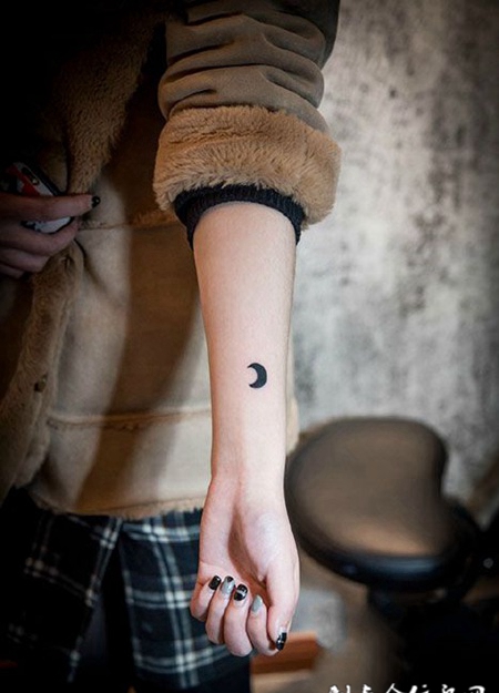 手臂个性小月亮纹身图案