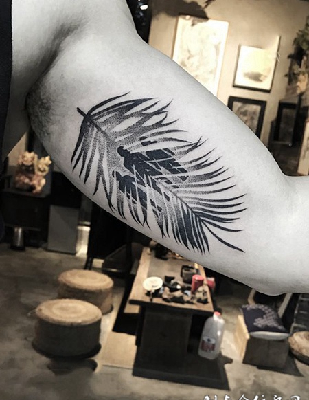 自然光影，手臂树叶纹身图案