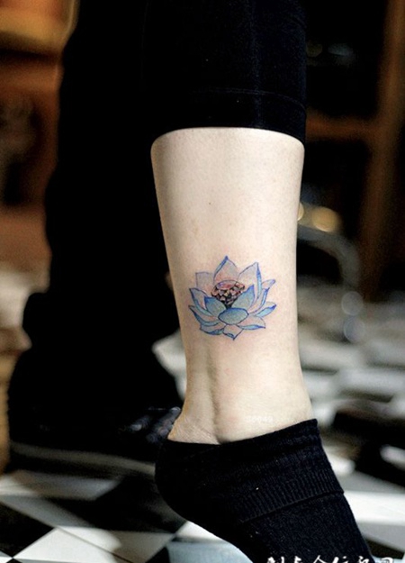 一朵雪莲花，脚踝蓝色莲花纹身图案
