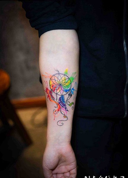 五颜六色，手臂捕梦网纹身图案