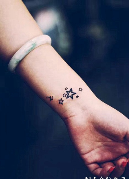 手腕个性小星星纹身图案