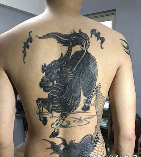 后背黑灰麒麟纹身图案