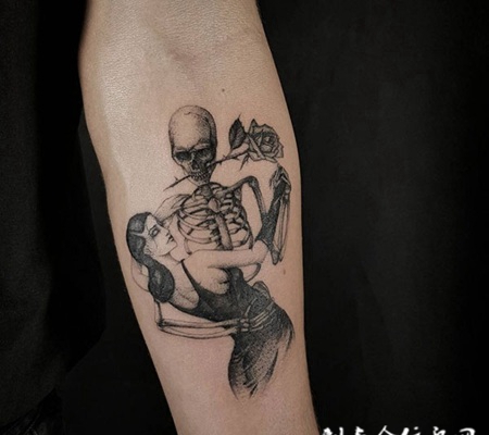 亡灵之舞，手臂美女与骷髅点刺纹身