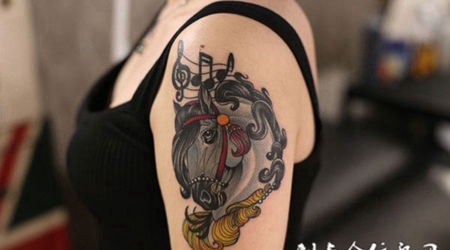 手臂音乐符号与马纹身图案