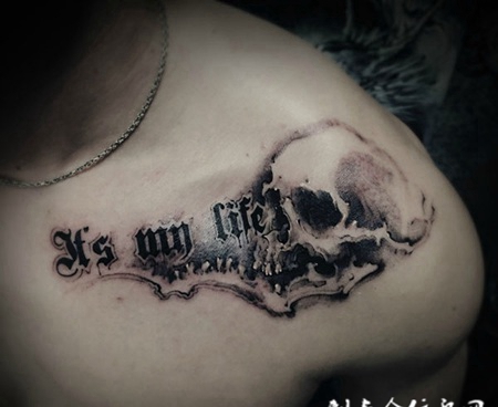 生命真谛，锁骨骷髅与英文纹身