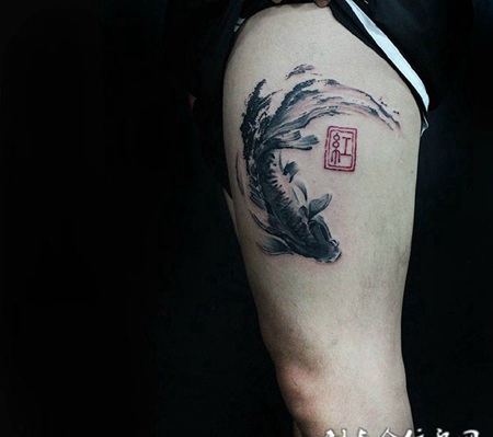 如鱼得水，大腿水墨鲤鱼个性纹身
